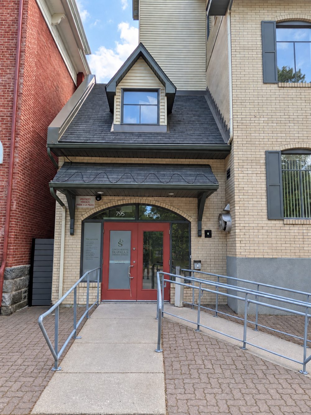 Entrée accessible de la Clinique IPS du Palais, avec rampe d'accès