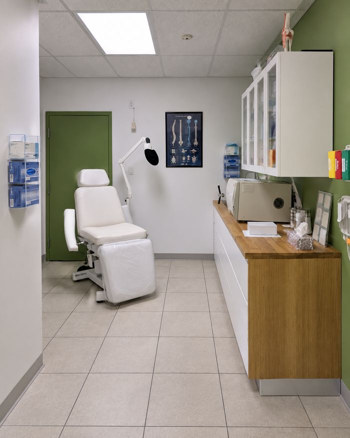 Salle d'intervention, vue du corridor — Espace clinique A