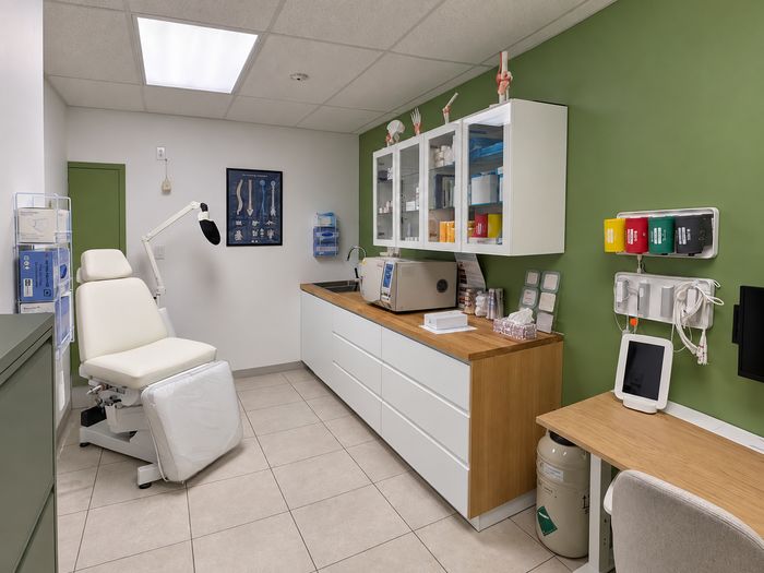 Salle d'intervention et poste de travail — Espace clinique A