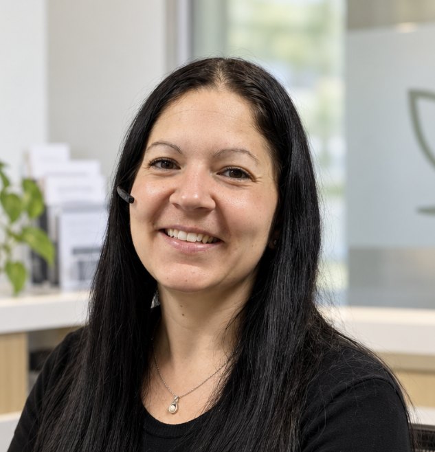 Marjolaine, infirmière technicienne, souriante à l’accueil de la Clinique IPS du Palais