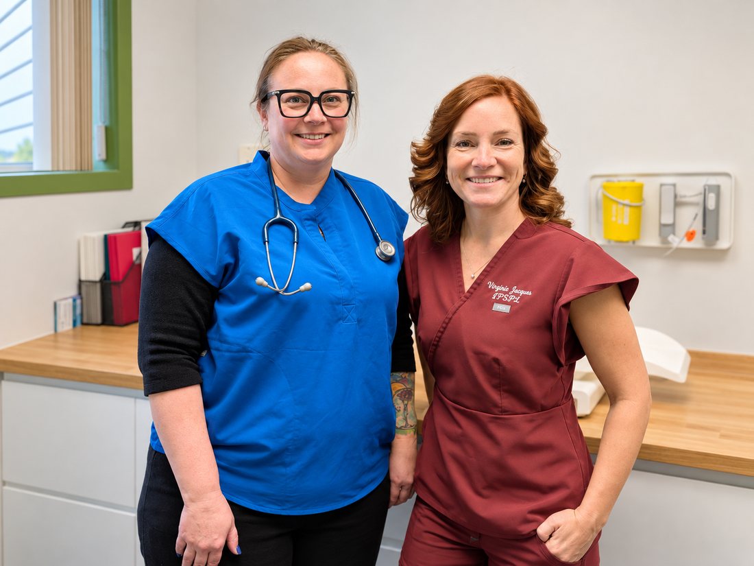 Virginie Sénécal, infirmière clinicienne, et Virginie Jacques, IPSPL, côte à côte dans une salle de consultation de la Clinique IPS du Palais